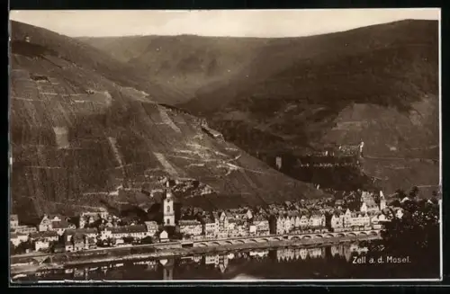 AK Zell a. d. Mosel, Ortsansicht mit Mosel und Weinbergen