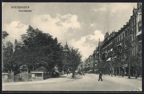AK Wiesbaden, Taunusstrasse mit Passanten