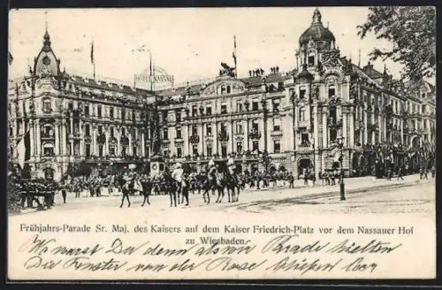 AK Wiesbaden, Frühjahrs-Parade Sr. Majestät des Kaisers auf dem Kaiser Friedrich-Platz vor dem Hotel Nassauer Hof