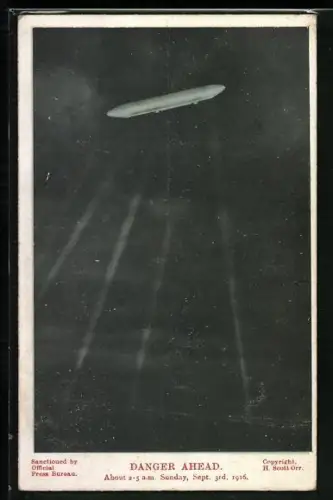 AK Deutscher Zeppelin wird von englischen Suchscheinwerfern angestrahlt, 1916
