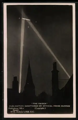 AK Deutscher Zeppelin im Lichtkegel britischer Suchscheinwerfer