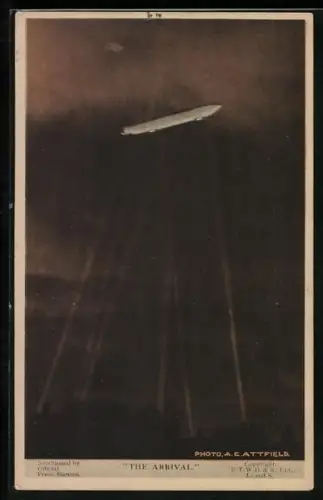 AK Zeppelin wird bei Nacht von britischen Suchscheinwerfern beleuchtet