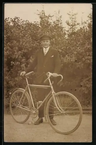 Foto-AK Junger Mann im Anzug mit seinem Fahrrad