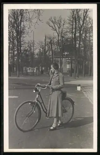 Foto-AK Junge Frau mit Fahrrad