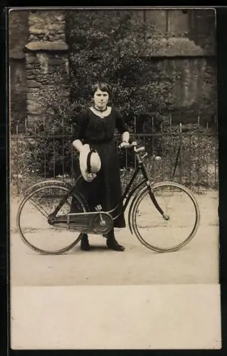 Foto-AK Frau mit Strohhut und Fahrrad