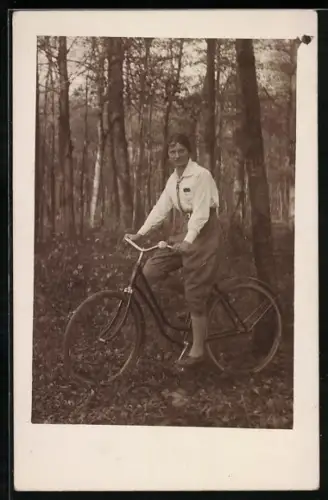 Foto-AK Frau im Wald auf Fahrrad