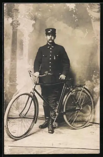 Foto-AK Uniformierter Mann mit Fahrrad