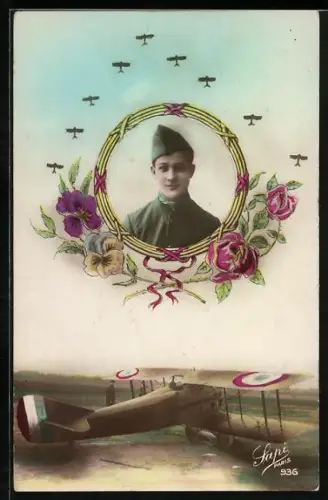 AK Französisches Doppeldecker-Flugzeug auf Flugfeld