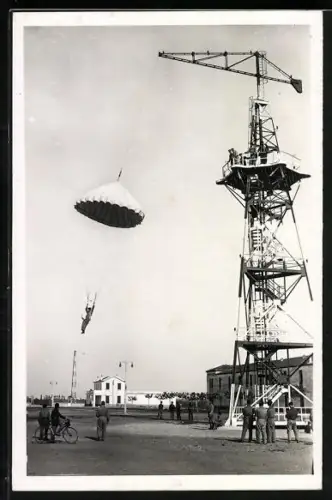 AK Istres, Ecole de Parachute, Fallschirmspringer hängt an Kran