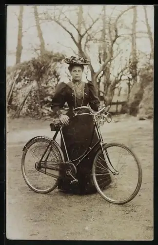 Foto-AK Frau im Kleid mit Fahrrad