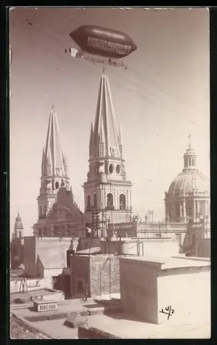 AK Zeppelin der El Buen Tono S.A. im Fluge über Stadt