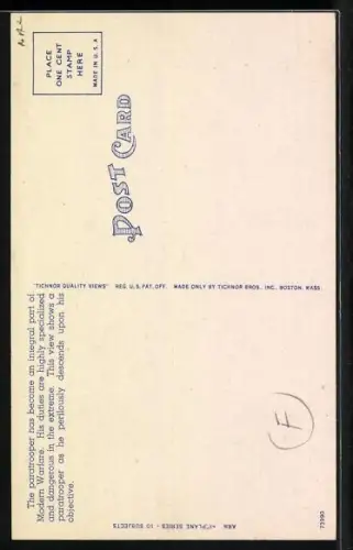 AK US-amerikanischer Fallschirmjäger nach Absprung schwebt zur Erde