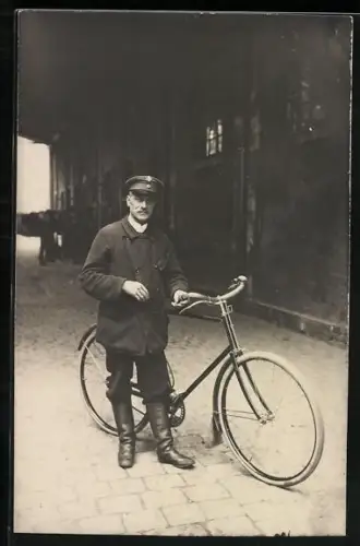 Foto-AK Herr mit Schirmmütze und Fahrrad