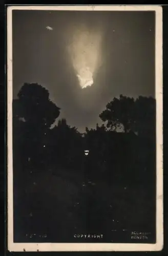 Foto-AK Deutscher Zeppelin wird 1916 brennend abgeschossen