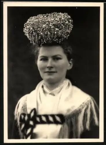 Fotografie Portrait Brünette junge Frau in Tracht