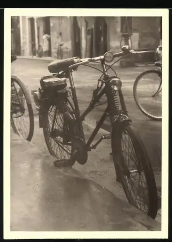 Fotografie Fahrrad mit Hilfsmotor, LKrad in Carrara / Italien 1952