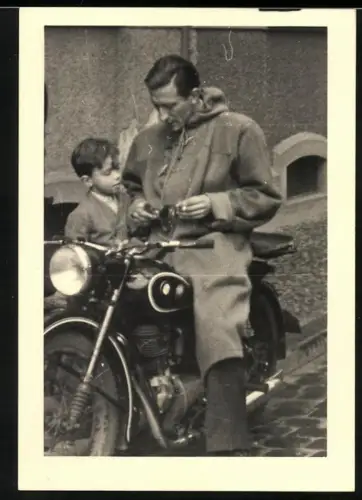 Fotografie Motorrad BMW, Knabe nebst Kradfahrer