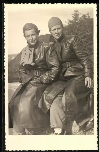 Fotografie Paar in Motorrad-Bekleidung Ledermantel & Haube rastend auf einer Passstrasse