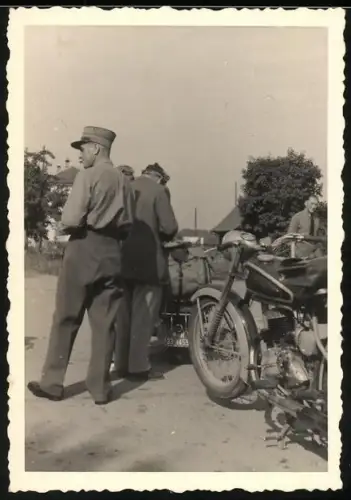 Fotografie Motorrad Victoria an einem Schweizer Grenzübergang während der Kontrolle