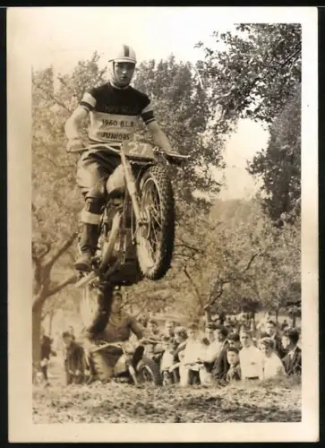 Fotografie Motorrad Geländesport, Motocross Rennfahrer mit Startnummer 27 des Team's aus Belgien 1960