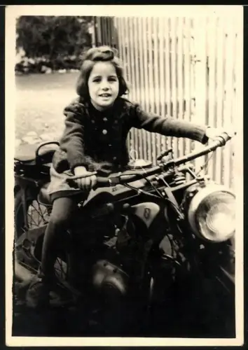 Fotografie Motorrad Zündapp, kleines Mädchen auf Krad sitzend