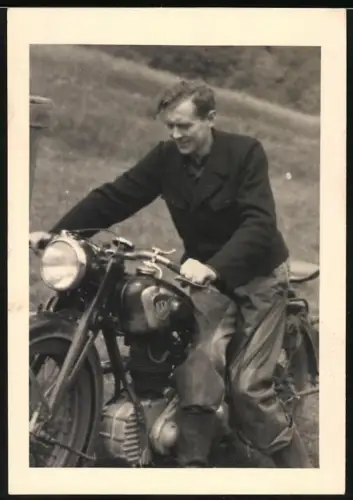 Fotografie Motorrad NSU, Fahrer schiebt sein Krad