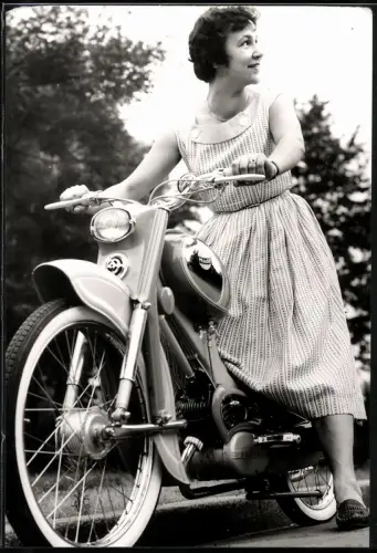 Fotografie Motorrad Miele 98ccm mit Sachs Motor, Hausfrau im Sommerkleid auf LKrad sitzend