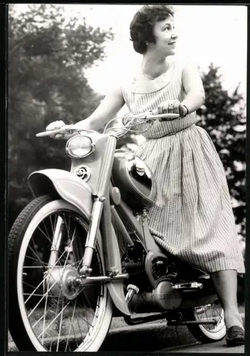Fotografie Motorrad Miele 98ccm mit Sachs Motor, Hausfrau im Sommerkleid auf LKrad sitzend blickt in die Ferne