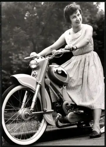 Fotografie Motorrad Miele 98ccm mit Sachs Motor, Hausfrau im Sommerkleid auf LKrad sitzend steht am Strassenrand