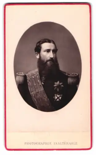 Fotografie Geruzet Freres, Bruxelles, König Leopold II. von Belgien in Uniform mit Orden