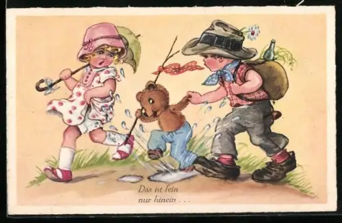 AK Kleines Paar auf Wanderschaft mit Teddybär, der in Pfütze springt