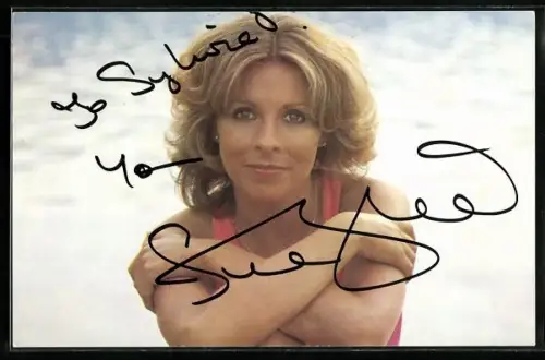 AK Musikerin Ireen Sheer in die Kamera blickend, Autograph