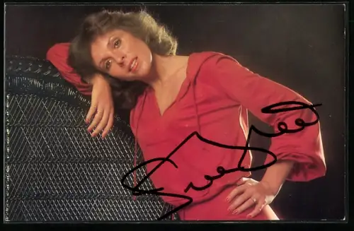 AK Musikerin Ireen Sheer in roter Kleidung, Autograph