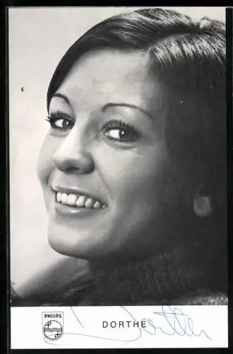 AK Musikerin Dorthe lächelnd im Porträt, Autograph