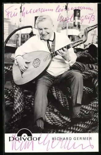AK Musiker Richard Germer mit Saiteninstrument im Hafen, Autograph