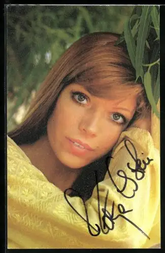 AK Musikerin Katja Ebstein mit gelber Bluse, Autograph