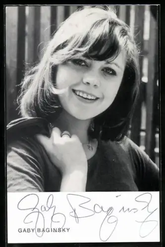 AK Musikerin Gaby Baginski mit Jacke über der Schulter, Autograph
