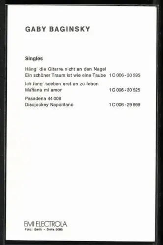 AK Musikerin Gaby Baginski mit Jacke über der Schulter, Autograph