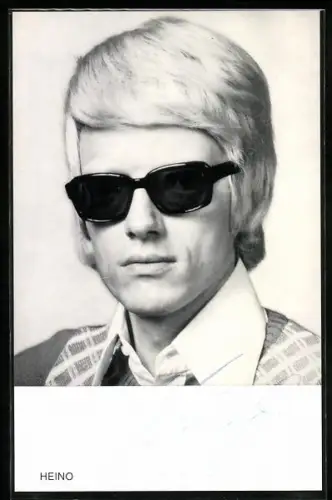 AK Musiker Heino mit Sonnebrille und ernstem Blick, Autograph