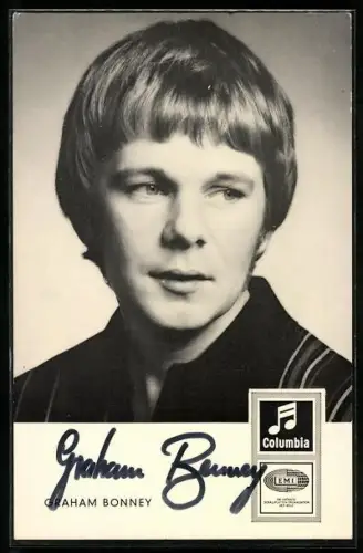 AK Musiker Graham Bonney mit Topfhaarschnitt und gestreiftem Hemd, Autograph