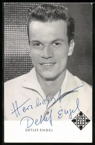 AK Musiker Detlef Engel in weissem Hemd, Autograph