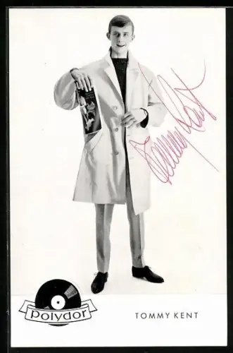 AK Musiker Tommy Kent im Mantel mit einer Zeitschrift, Autograph