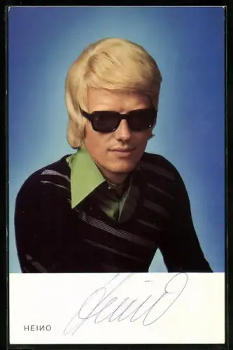 AK Musiker Heino mit ernster Miene in die Kamera schauend, Autograph