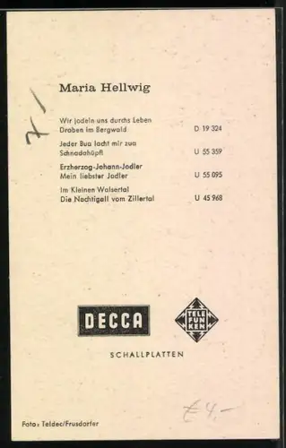 AK Musikerin Maria Hellwig mit Blumen in der Hand, Autograph