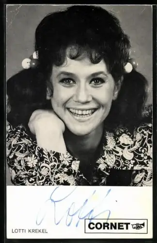 AK Musikerin Lotti Krekel in die Kamera lächelnd, Autograph