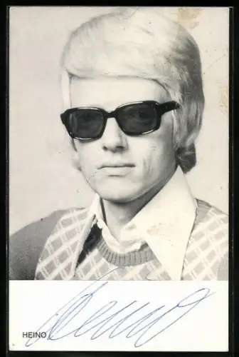 AK Musiker Heino mit Sonnebrille und ernstem Blick, Autograph