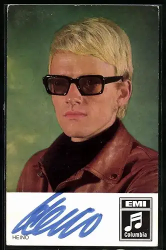 AK Musiker Heino vor grünem Hintergrund, Autograph