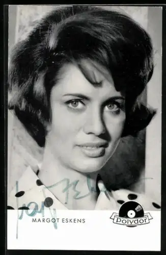 AK Musikerin Margot Eskens in die Kamera schauend, Autograph