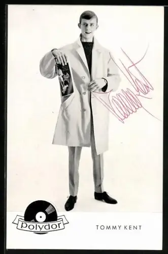AK Musiker Tommy Kent im Mantel mit einer Zeitschrift, Autograph