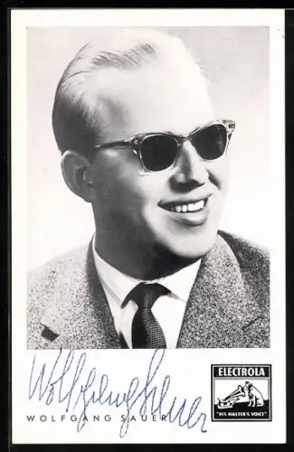 AK Musiker Wolfgang Sauer im Anzug mit dunkler Brille zur Seite lächelnd, Autograph